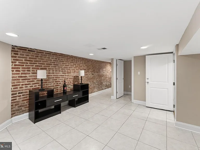 11 R St NW #2 — Photo 3