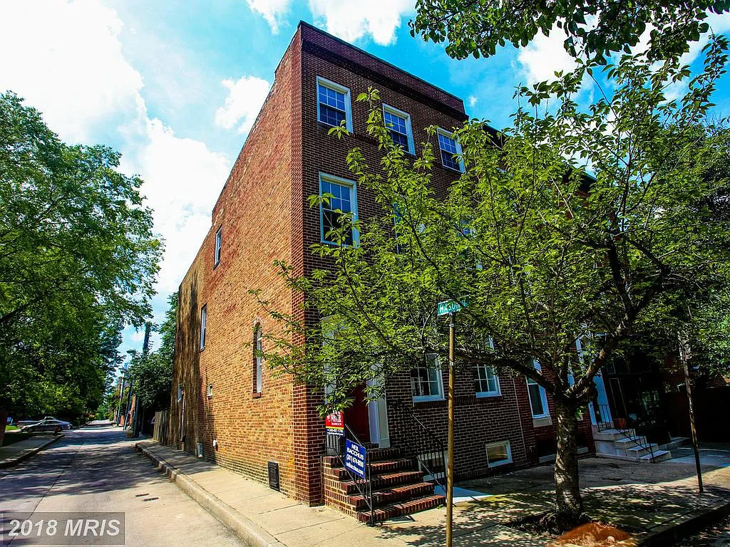 4 bed, 4.5 bath, 4080 sqft, $900 — Photo 1