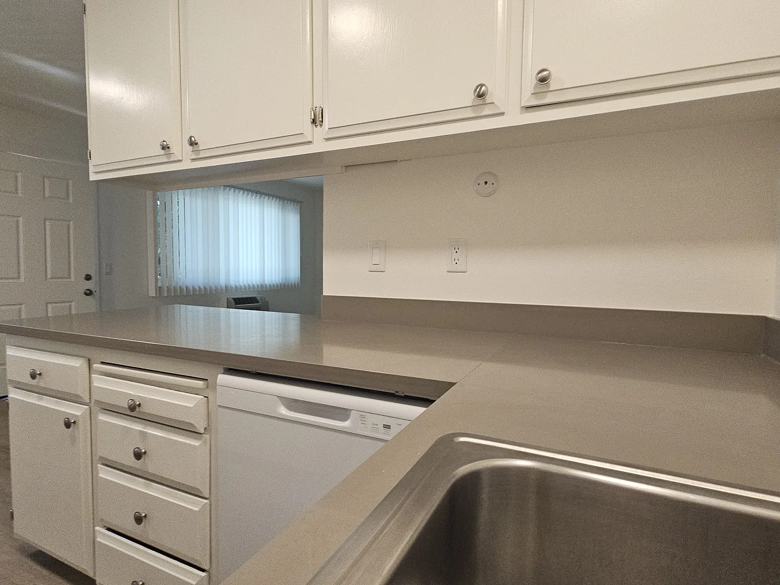 2 bed, 900 sqft, $2,800 — Photo 4