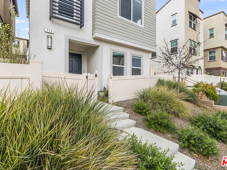 713 Daniel Freeman Cir — Photo 1