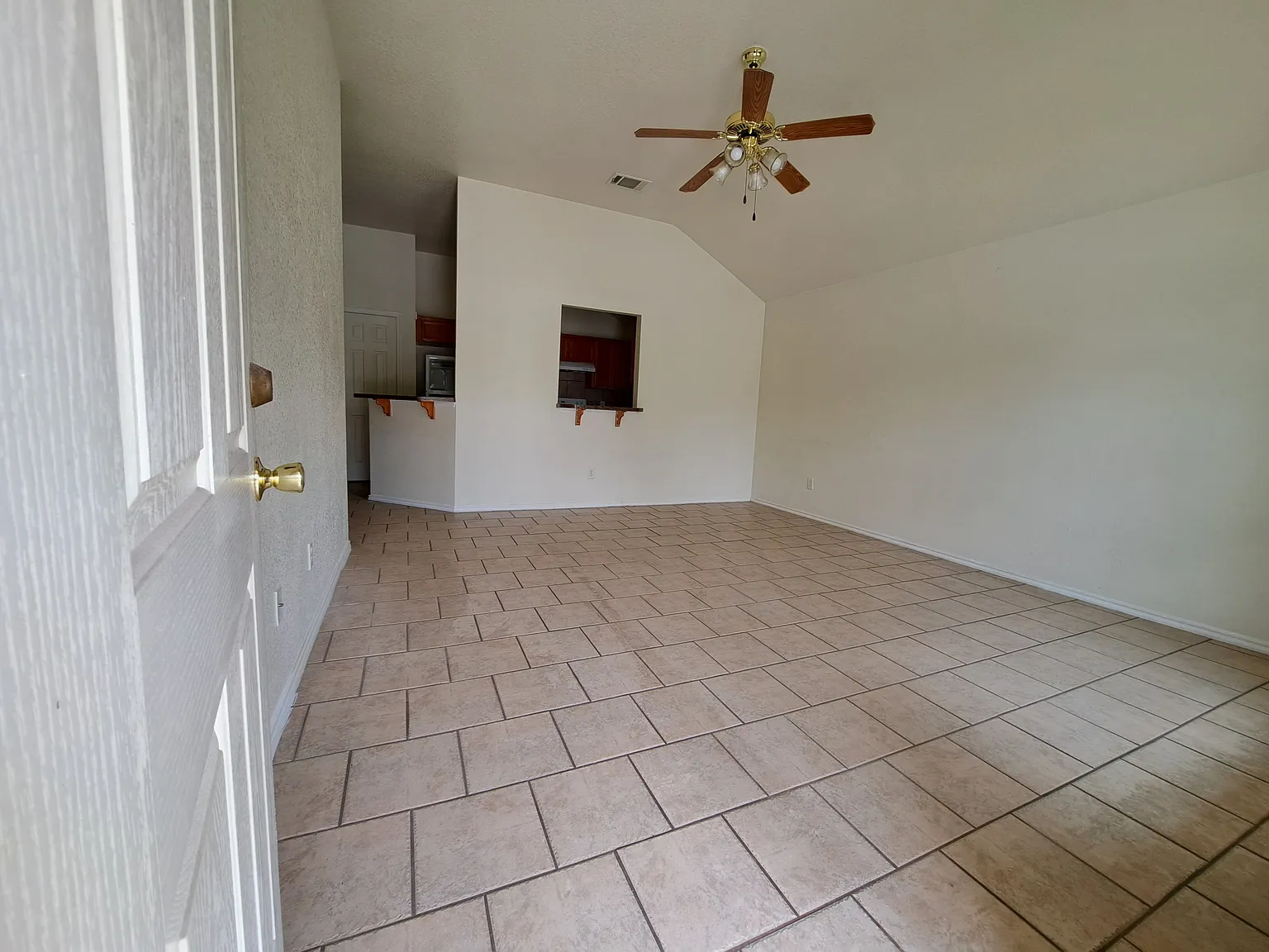 3 bed, 1313 sqft, $1,200 — Photo 2