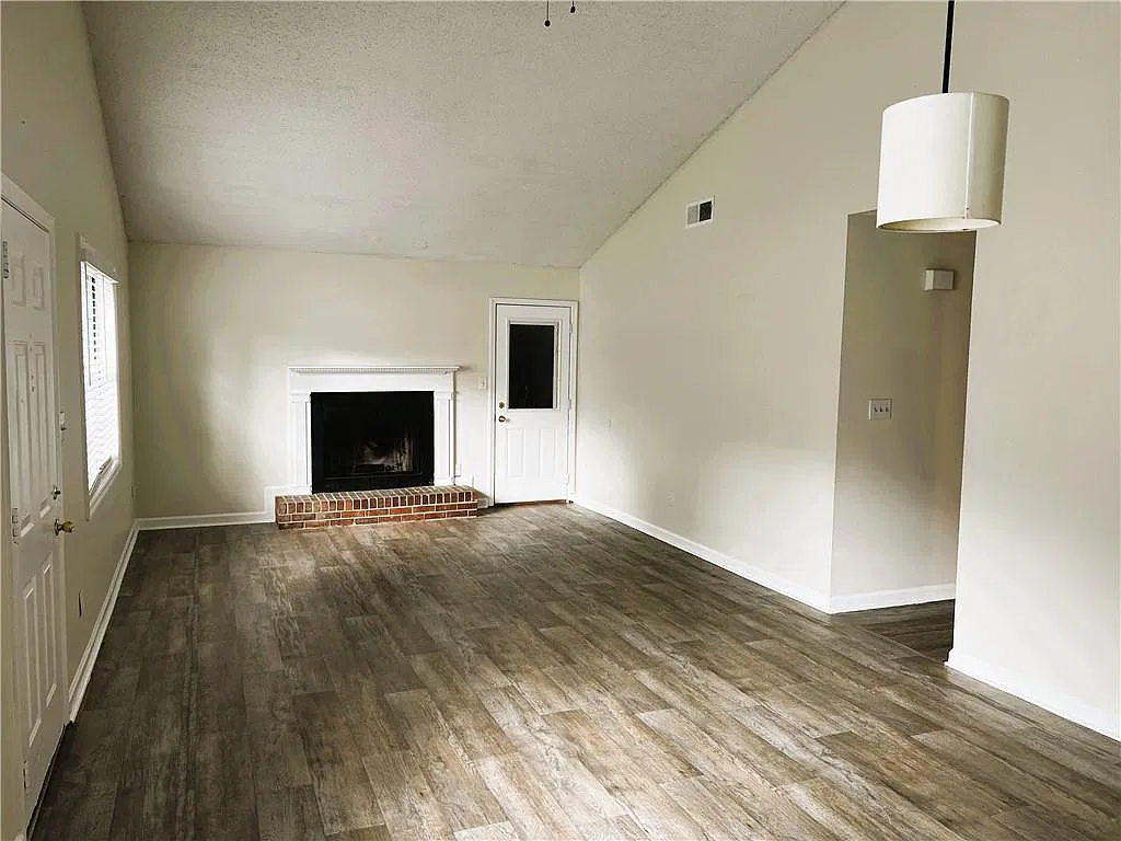 3 bed, 2.0 bath, 1440 sqft, $2,250 — Photo 2