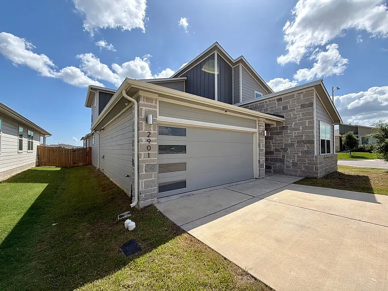 2901 Louris Ln — Photo 2