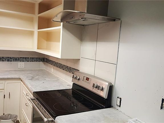 5th image of 820 Clyde St