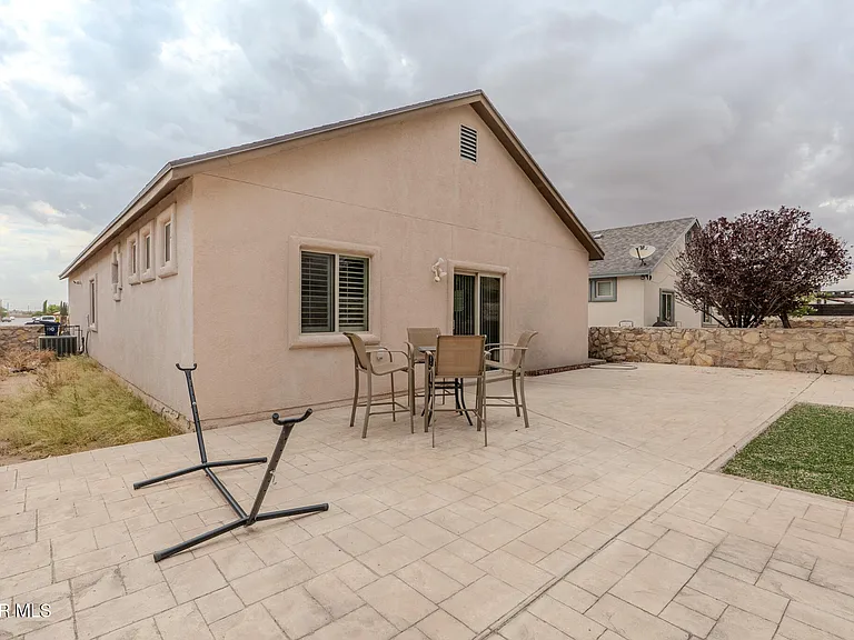 2232 Honour Point Pl — Photo 32