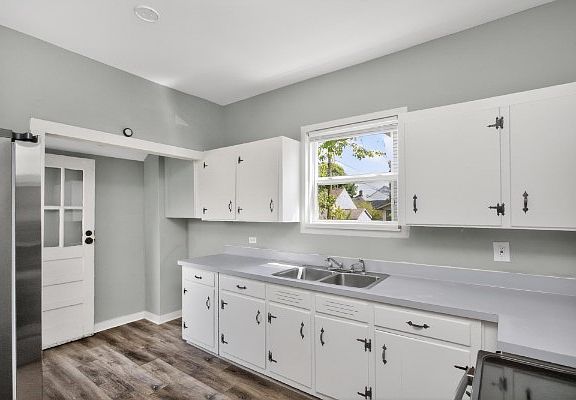 3rd image of 903 Berry St