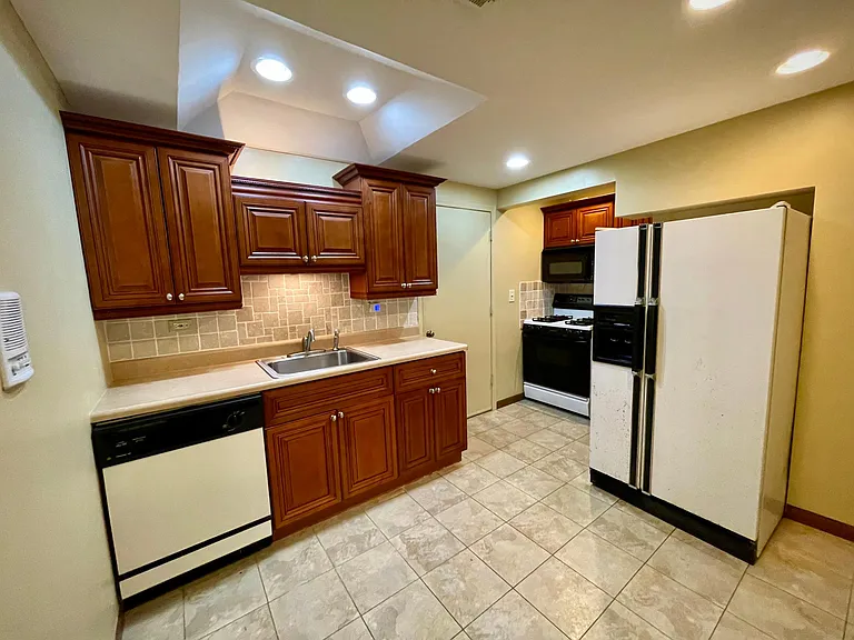 121 Maumell St #LOWER LEVEL — Photo 16