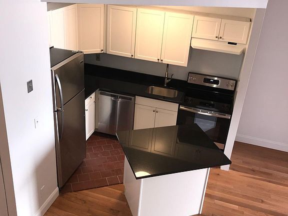 DUPLEX ONE BED/1.5 BATH NEW KITCHEN AND ISLAND