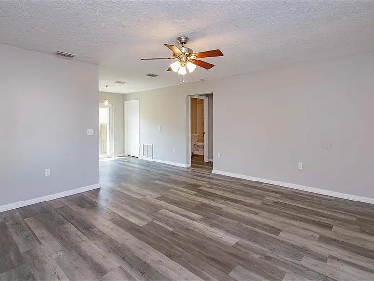 302 Ballard Ave — Photo 6