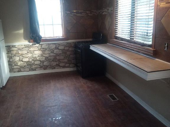 2nd image of 1022 S 6th St #1