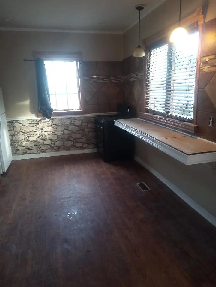 Building Photo - 1022 S 6th St #1