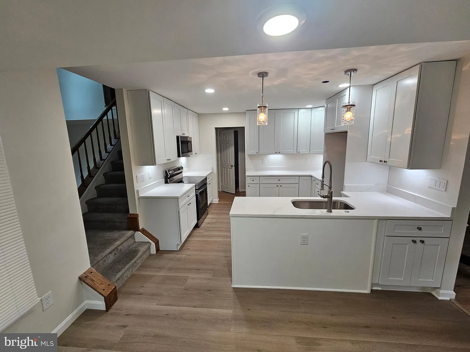 4 bed, 4.0 bath, 3254 sqft, $4,200 — Photo 3