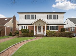 104 Lawrence St, New Hyde Park, NY 11040