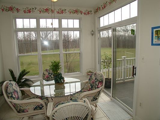 Breakfast area w/view of golf course