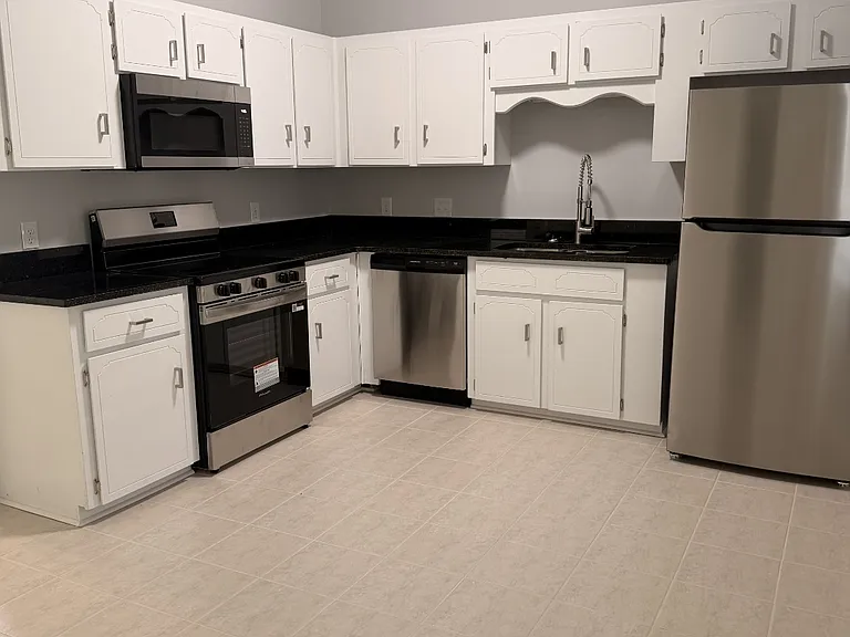 1006 Ridgeland Dr — Photo 3