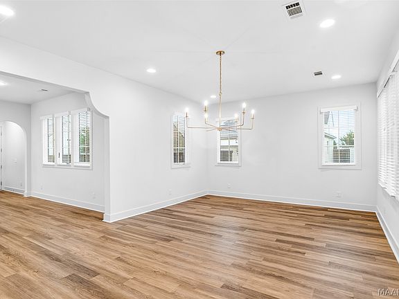 3rd image of 4675 Broadwick St
