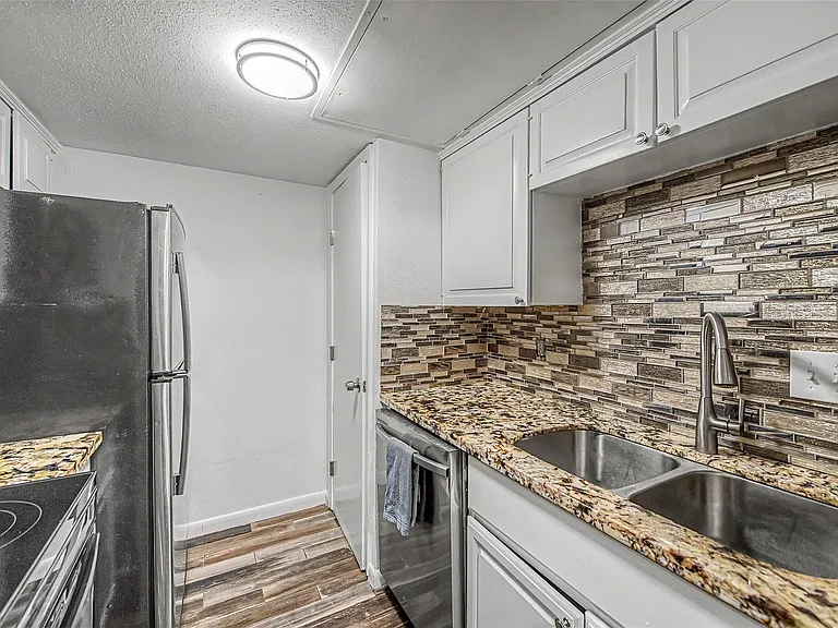 830 Threadneedle St #228 — Photo 8