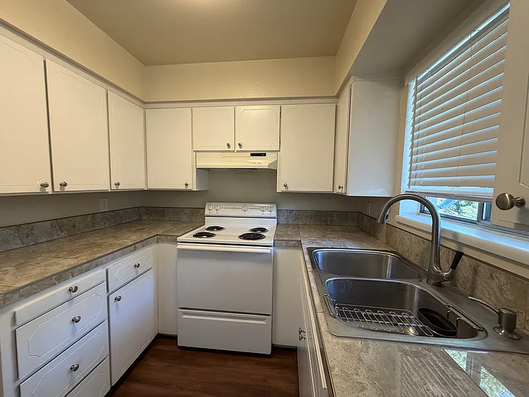 1300 Brinkby Ave #I — Photo 11