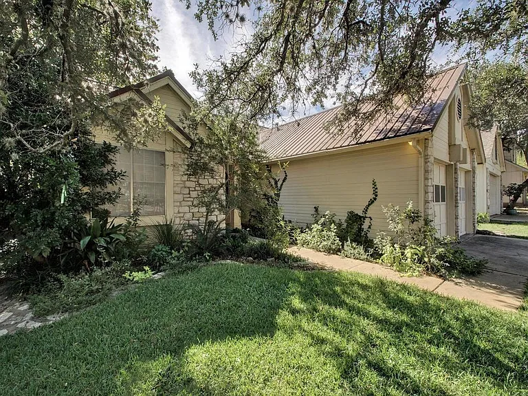 6305 Evangeline Trl — Photo 3