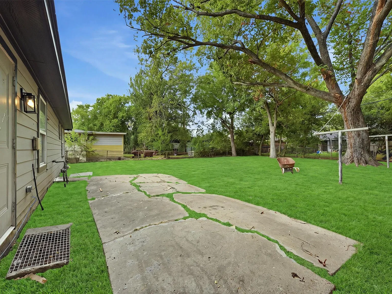 4 bed, 1.0 bath, 1196 sqft, $1,700 — Photo 2