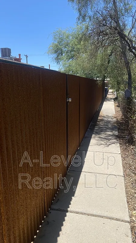 3 bed, 2.0 bath, 1000 sqft, $1,400 — Photo 1