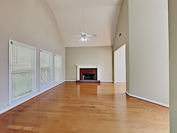 5th image of 805 Hillcrest Ln