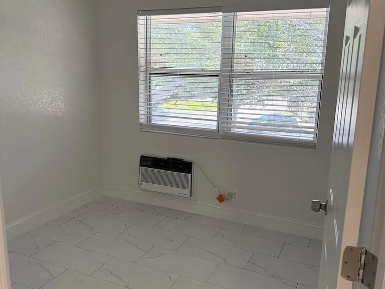 110 NW 7th Ave #18 — Photo 16