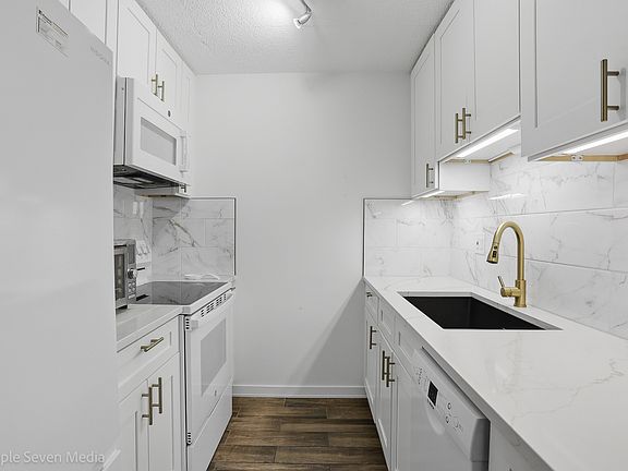 3rd image of 1043 S York Rd APT 402