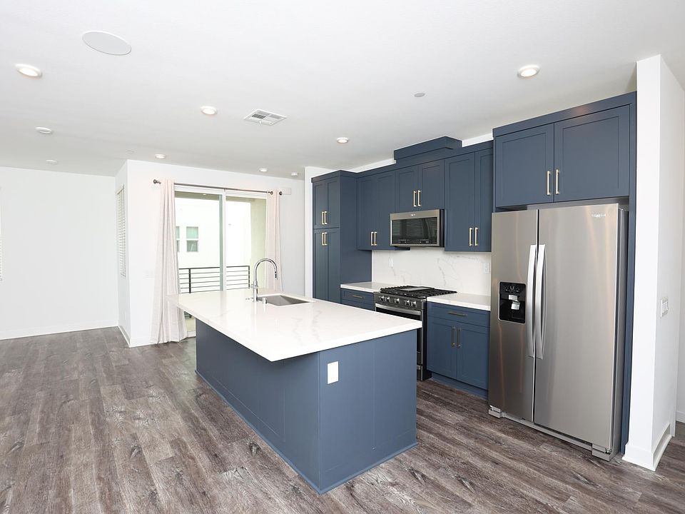 Upgraded luxury kitchen. All appliances included. Wifi enabled stove.