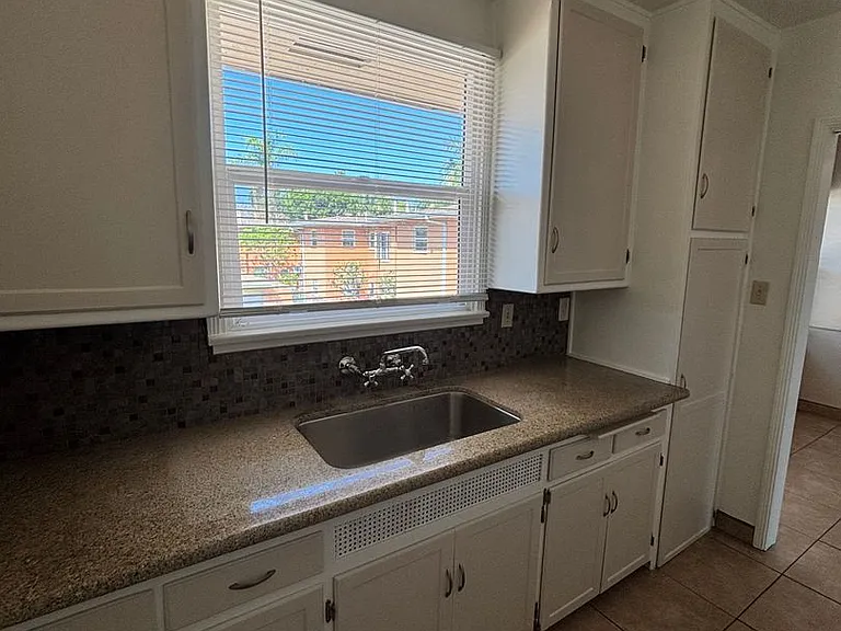 1000-1050 E San Antonio Dr — Photo 21