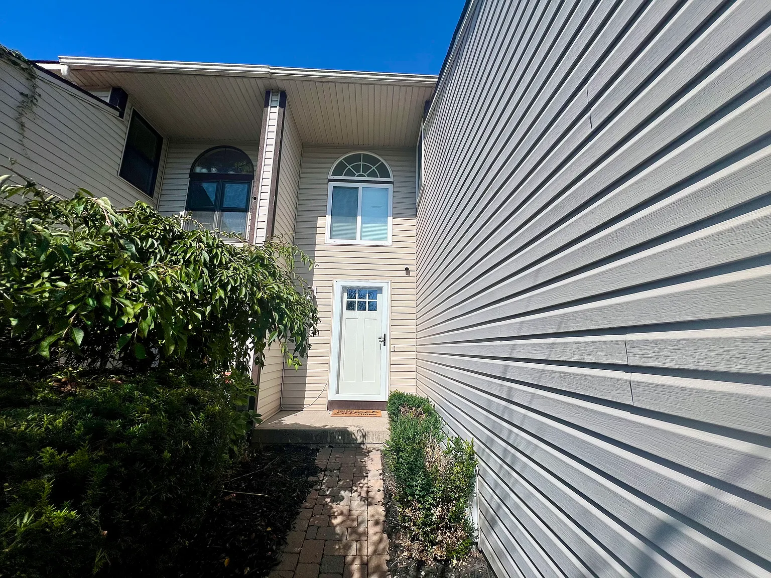 2 bed, 1.5 bath, 1320 sqft, $2,500 — Photo 2