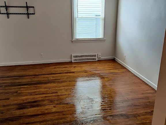 3rd image of 17120 Pembroke Ave