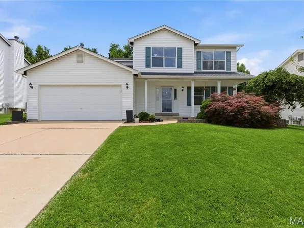 1027 Tower Park Dr, Saint Charles, MO 63304