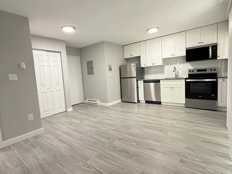 565 Hyde Park Ave #2 — Photo 3
