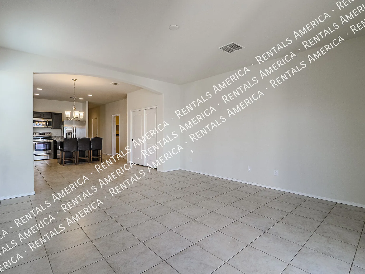 Fabulous 5 Bedroom Magma Ranch Home W/3-Car Garage — Photo 4