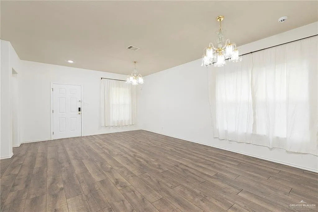 4 bed, 2.5 bath, 2570 sqft, $2,700 — Photo 2