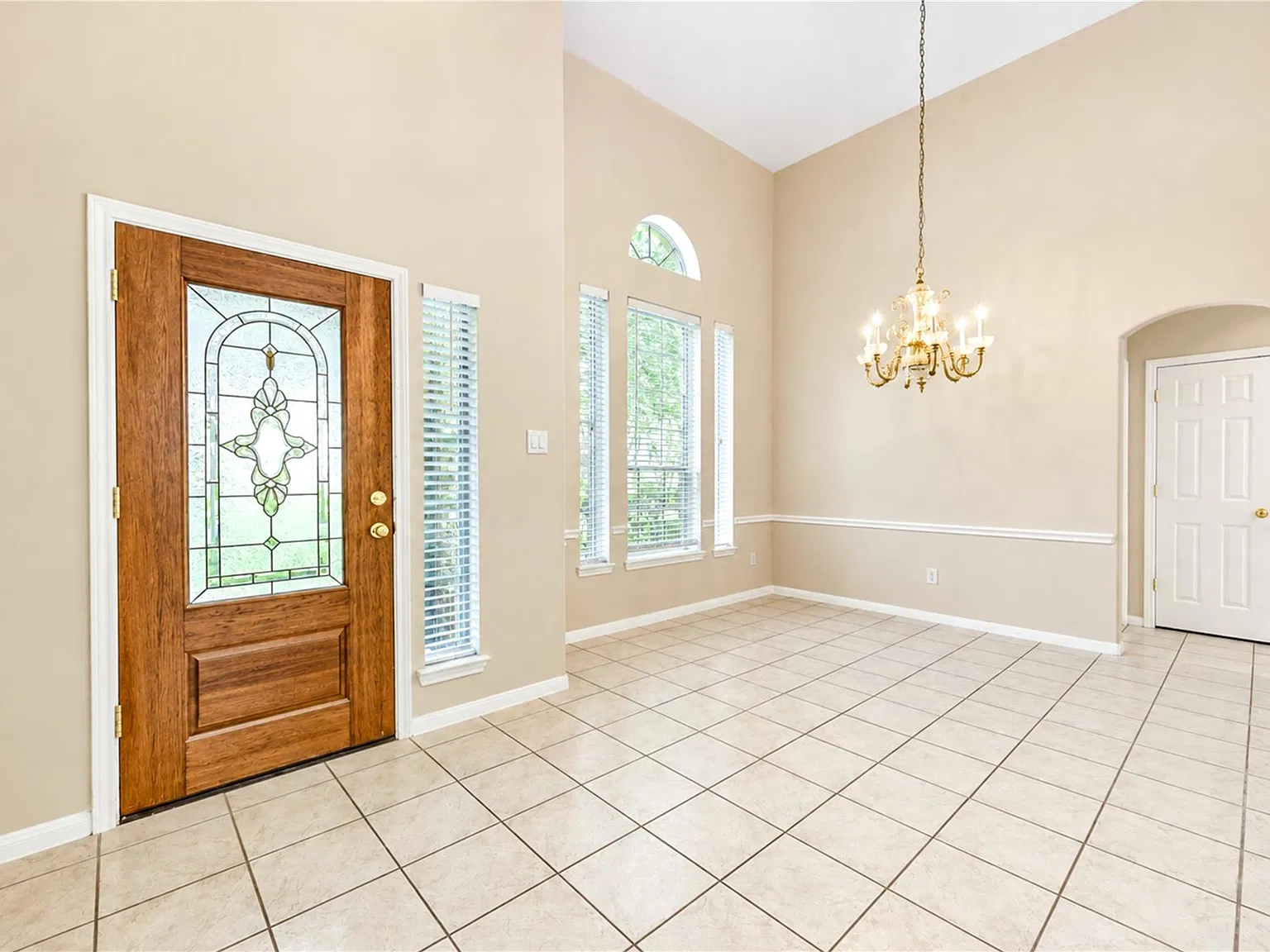 4 bed, 2.5 bath, 2686 sqft, $2,450 — Photo 3