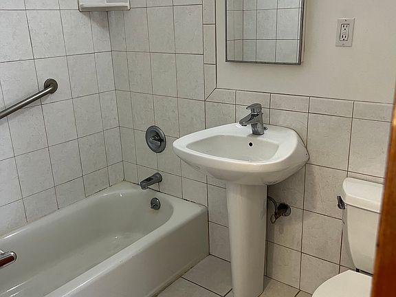 2nd image of 865 Northpoint Dr #2