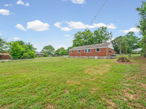 9 Lealand Dr, Clarksville, TN 37042