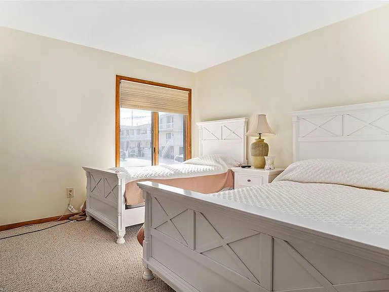 611A W Burk Ave — Photo 11