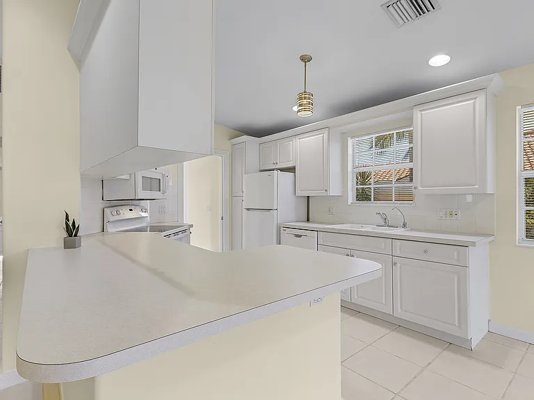 kitchen with island area for dining