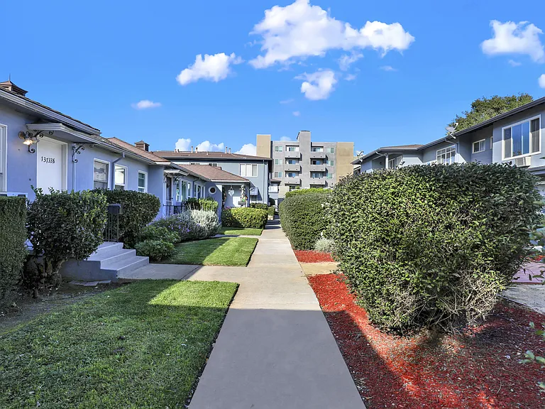 Sylvan Gardens — Photo 17