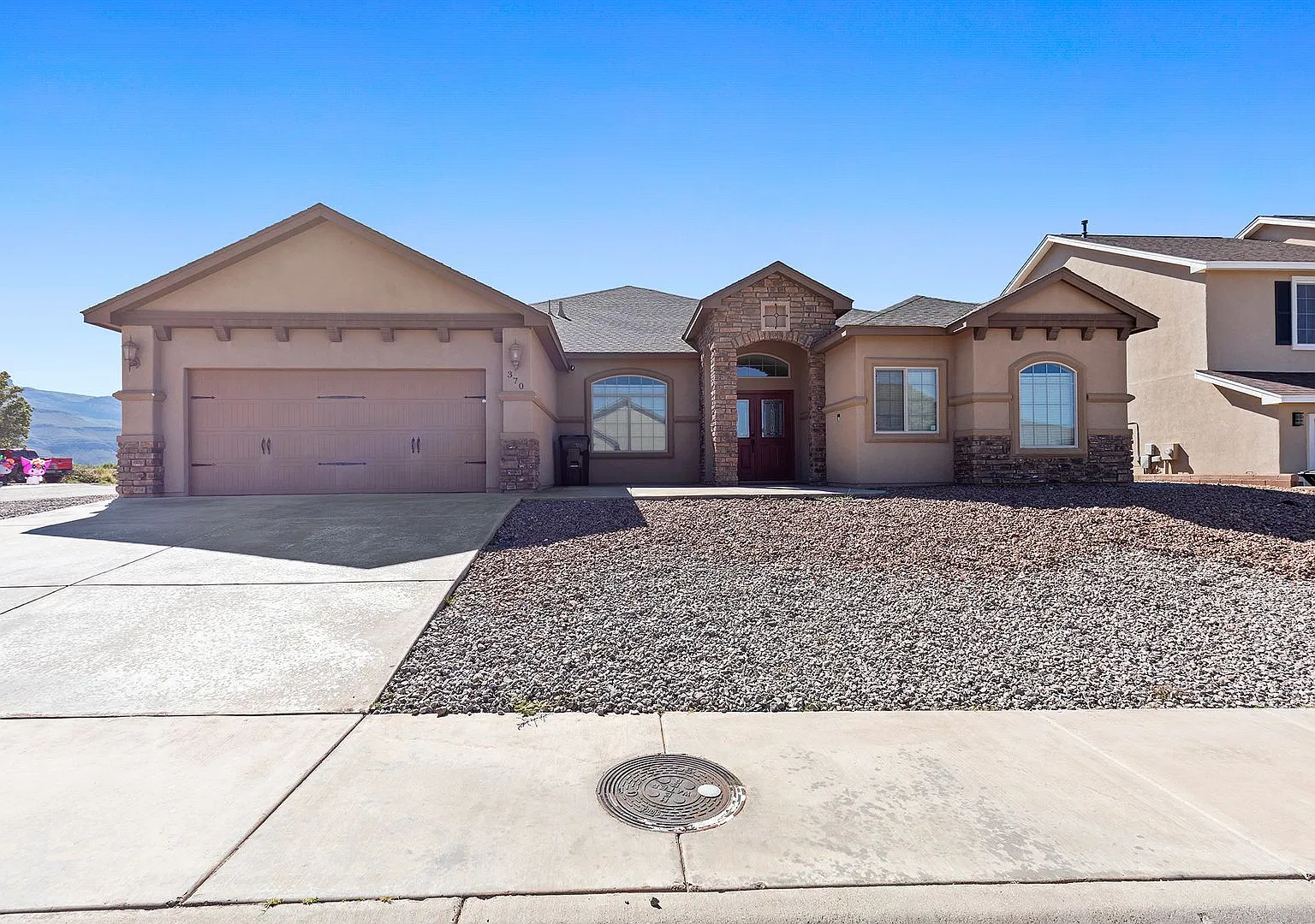 Spacious 5 Bedroom 3 Bath House near Golf Course — Photo 1