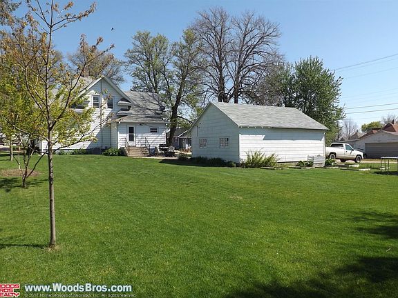 4th image of 830 Leonard Ave
