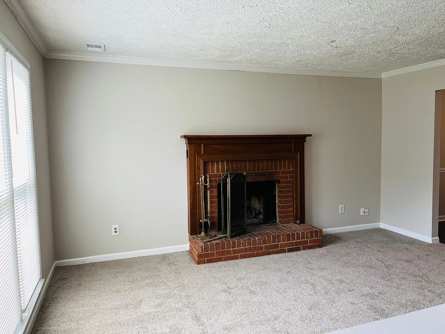 Great location! Private patio, extra room for parking, 2 bed, 2.5 baths, laundy on 2nd floor, plu... — Photo 3