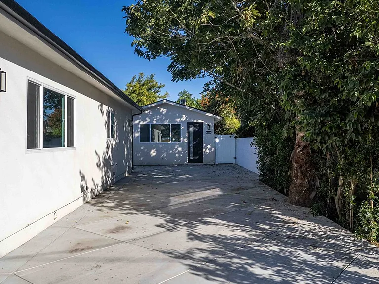 6844 Cedros Ave — Photo 17