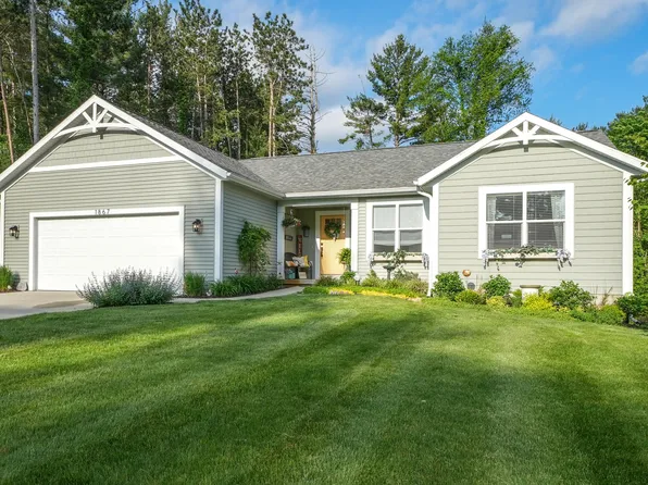 1867 Pine Bluff Dr, Hastings, MI 49058
