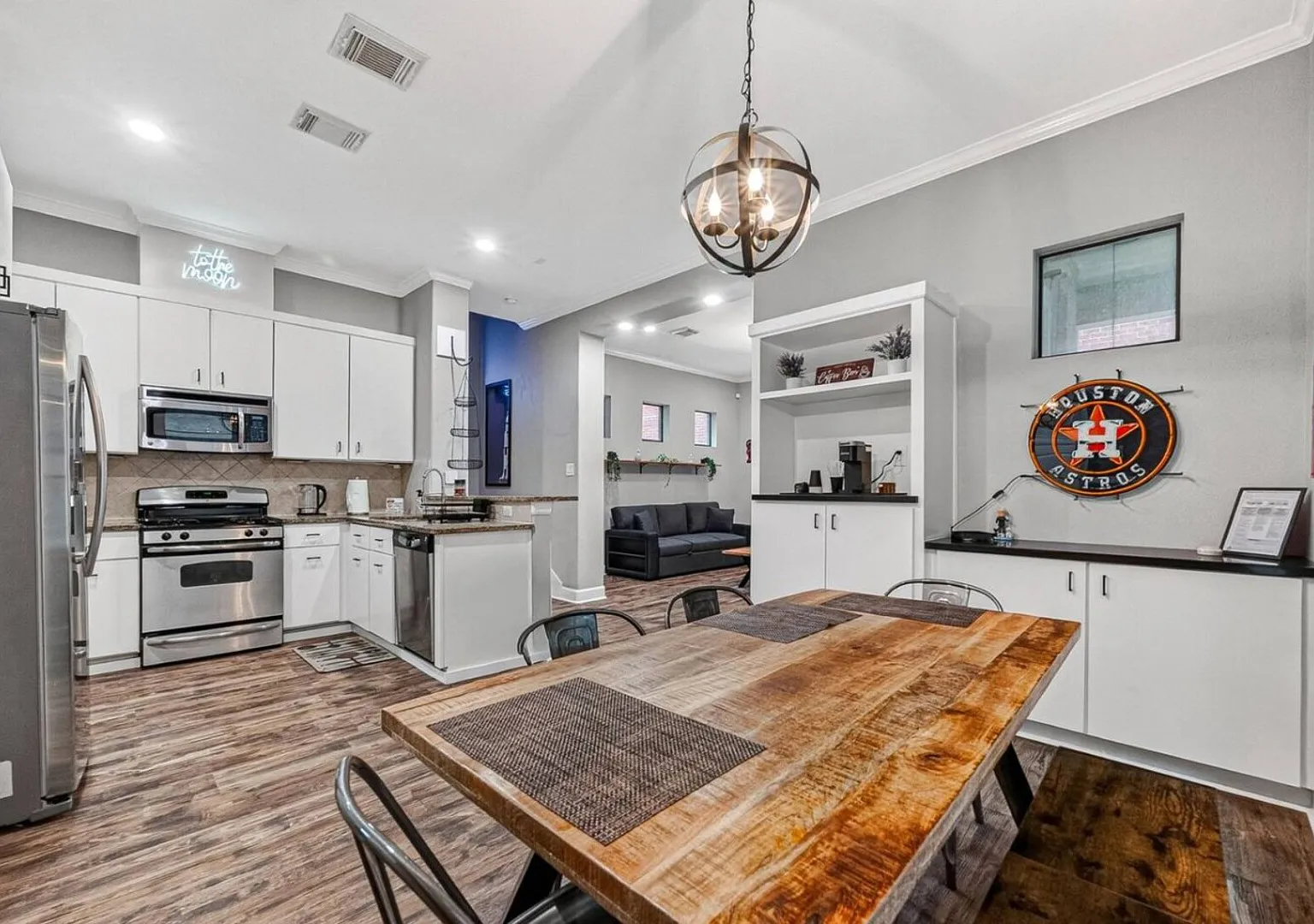 Skyline Views Rooftop Retreat Sleeps 8 — Photo 4