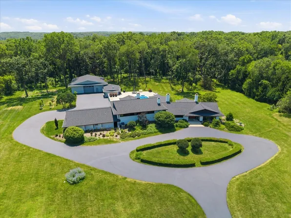 215 Woodhaven Ln, Barrington, IL 60010