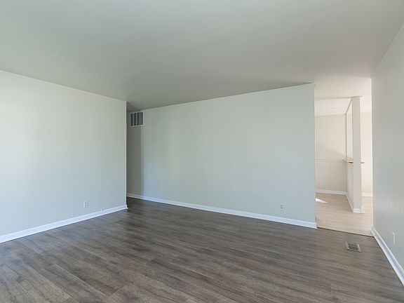 3rd image of 610 S Park Blvd